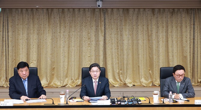 이억원 금융위원장(가운데)이 국민성장펀드 제2차 전략위원회 회의에서 발언하고 있다. ⓒ 금융위원회