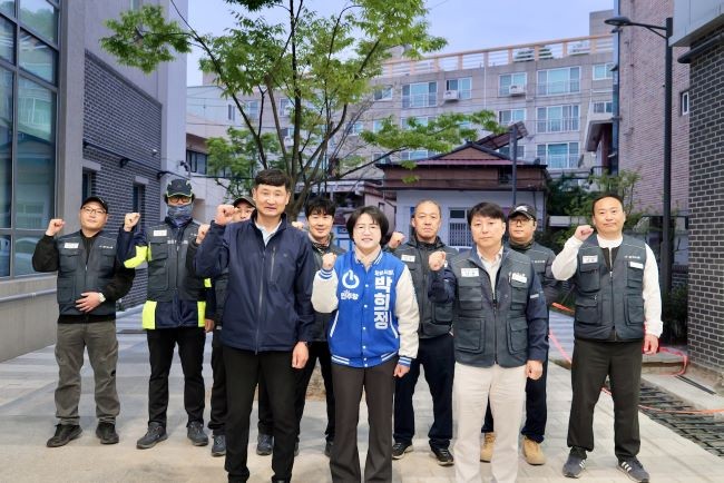 박희정 민주당 포항시장 예비후보가 14일 포항시 환경관리원 복지회관을 방문하고 포항시청 노동조합과 간담회를 갖는 등 노동 현안 청취에 나섰다. ⓒ 박희정 예비후보