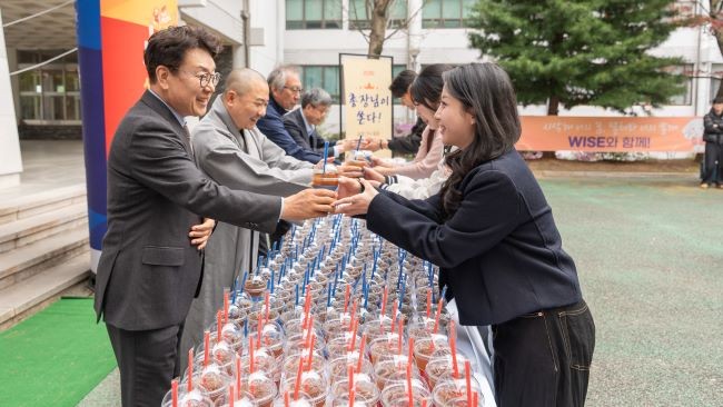 학생들에게 간식을 나눠 주고 있는 류완하 총장. ⓒ 동국대 WISE캠퍼스