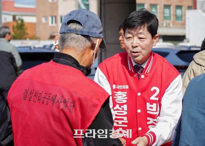 박정주 후보가 주민과 소통을 하고 있다. ⓒ 프라임경제