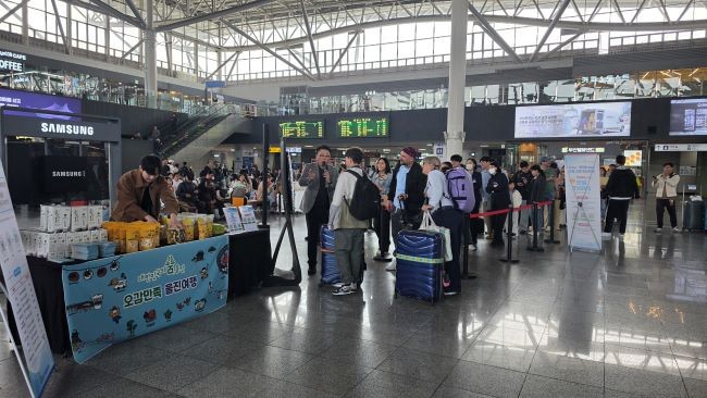 지난 10일 부산역에서 철도 이용객을 대상으로 울진 철도 관광 홍보 행사를 진행했다. ⓒ 울진군