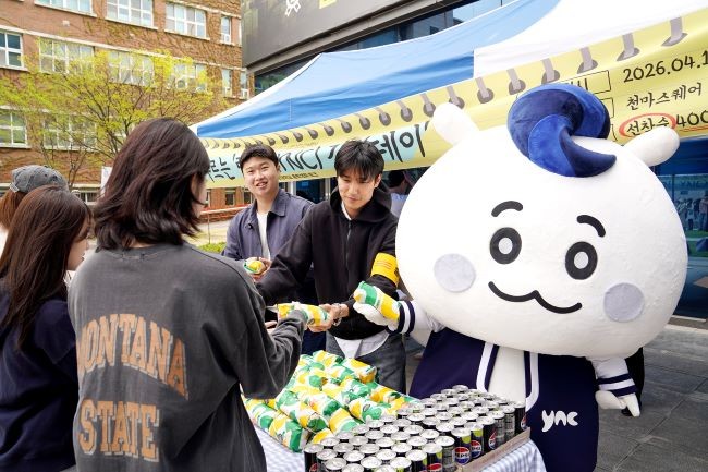 영남이공대학교 캐릭터 영이가 총학생회와 함께 학생들에게 간식을 전달하고 있다. ⓒ 영남이공대학교