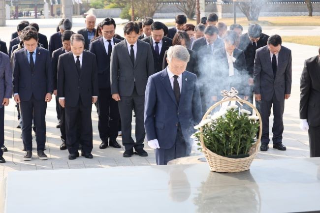 더불어민주당 전남광주통합특별시장 후보로 선출된 민형배 예비후보가 15일 오전 광주 북구 국립5·18민주묘지를 참배하고 있다. ⓒ 연합뉴스