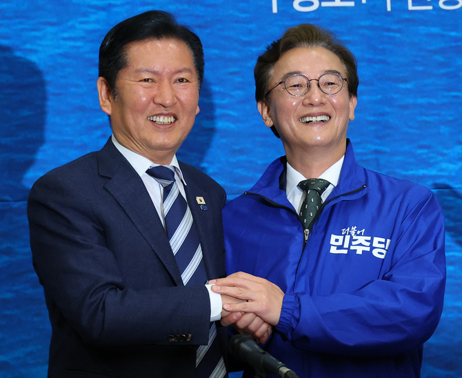 (좌측부터) 정청래 더불어민주당 대표가 오전 부산 동구 부산항국제전시컨벤션센터에서 열린 부산 현장 최고위원회에서 전재수 부산시장 후보와 손을 맞잡고 있다. ⓒ 연합뉴스