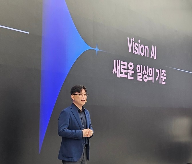용석우 삼성전자 영상디스플레이(VD)사업부장 사장이 15일 서울 서초구 삼성 강남에서 열린 2026년형 TV 신제품 출시 행사에서 설명하고 있는 모습. = 박지혜 기자