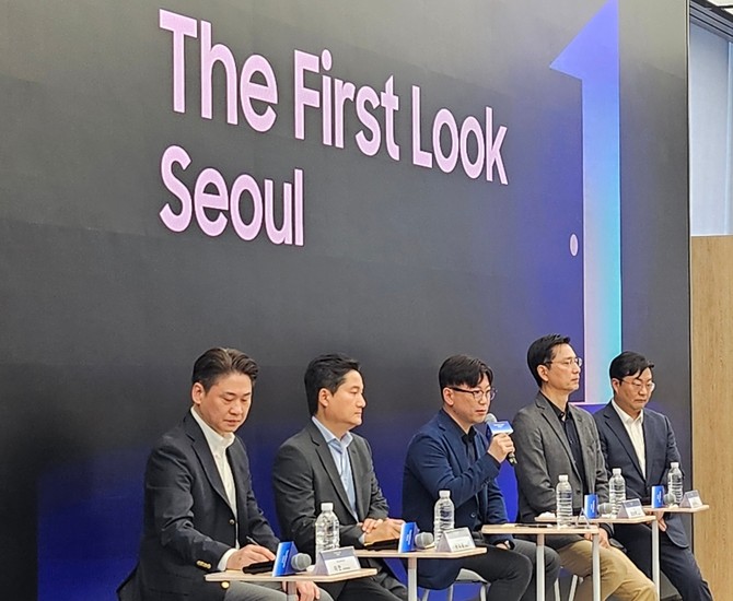 용석우 삼성전자 영상디스플레이(VD)사업부장 사장이 15일 서울 서초구 삼성 강남에서 열린 2026년형 TV 신제품 출시 행사에서 질문에 답변하고 있다. (왼쪽부터) 삼성전자 영상디스플레이사업부 이헌 부사장, 손태용 부사장, 용석우 사장, 한국총괄 임성택 부사장, 김용훈 상무. = 박지혜 기자