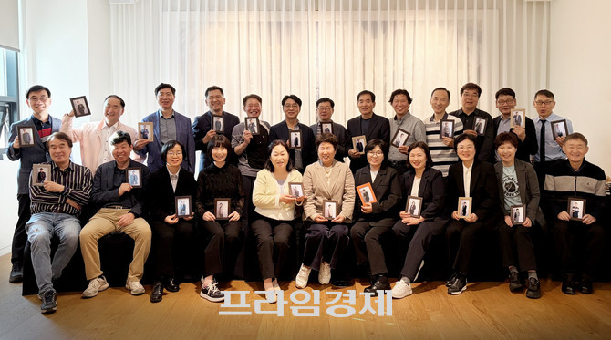 지난 14일 인사동 아트센터에서 경찰청 직원들을 대상으로 한 '자아 찾기 사진 인문학 강의'가 진행 후 단체 기념촬영을 하고 있다. ⓒ 프라임경제