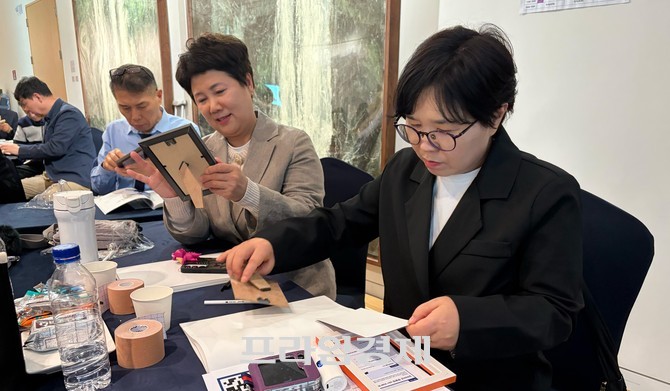 지난 14일 인사동 아트센터에서 경찰청 직원들을 대상으로 한 '자아 찾기 사진 인문학 강의'을 진행하고 있다. ⓒ 프라임경제