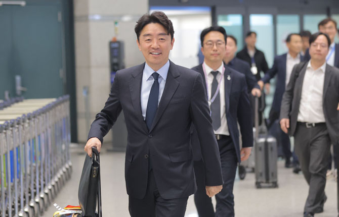 원유와 나프타 확보를 위해 중동 4개국을 방문한 강훈식 청와대 비서실장이 지난 14일 인천국제공항 제1여객터미널을 통해 귀국했다. ⓒ 연합뉴스