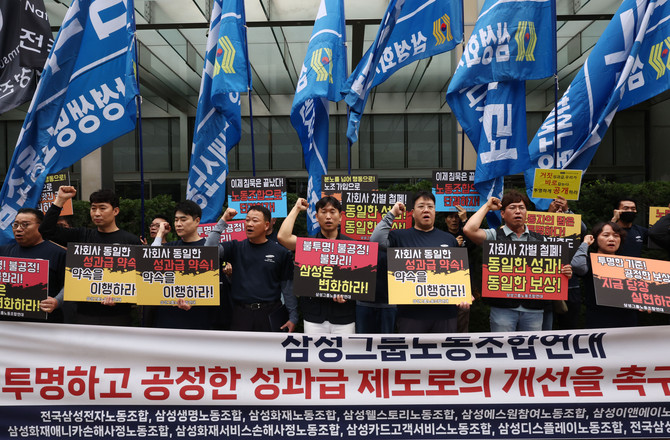 지난해 9월30일 서울 서초구 삼성전자 서초사옥 앞에서 열린 투명한 성과급 제도로의 개선을 촉구하는 기자회견에서 삼성그룹노조연대 등 참석자들이 구호를 외치고 있다. ⓒ 연합뉴스