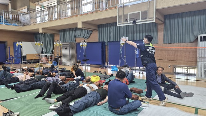 전남 나주시 남평면지역 어르신들이 남평농협의 협찬으로 수액을 맞고 있다. ⓒ 남평농협