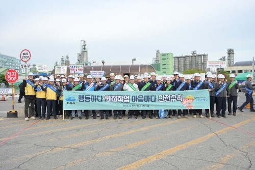 여수시가 롯데케미칼㈜기초소재 대정비 사업장 출근길 현장에서 '안전문화 캠페인'을 펼쳤다. ⓒ 여수시