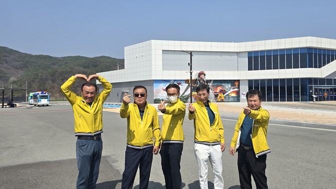 관광객의 이동 편의를 높이고 체류형 관광을 활성화하기 위해 운영 중인 '합천 관광택시' 사업을 펼치는 기사들이 기념촬영을 하고 있다. ⓒ 합천군