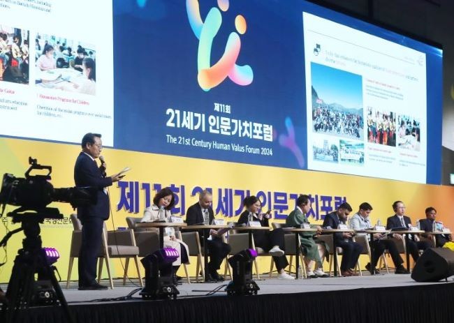 임택 동구청장이 경북 안동에서 열린 ‘제11회 21세기 인문가치포럼’에서 2018년부터 추진해온 ‘인문도시 광주 동구’ 조성사업 성과 등에 대해 소개하고 있다. ⓒ 동구청