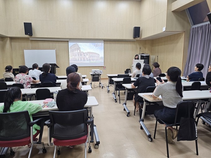 통영시가 통영국제음악재단에서 만 20세 이상 통영 시민을 대상으로 예술인문학 프로그램 'TIMF 행복학교'를 운영하고 있다. ⓒ 통영시