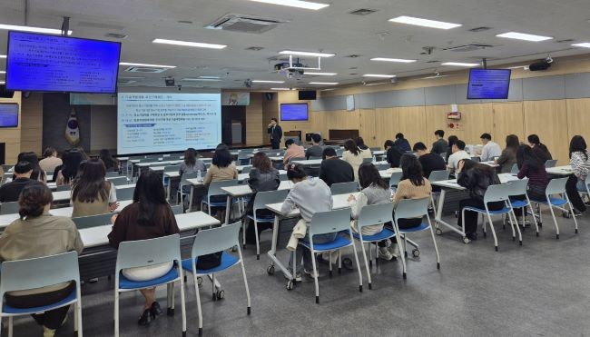 대구 수성구는 지난 15일 구청 대강당에서 전 부서 물품구매, 사업 및 공사 담당자 대상으로 '신기술제품 이해 및 구매촉진을 위한 직원 교육'을 실시했다. ⓒ 대구 수성구
