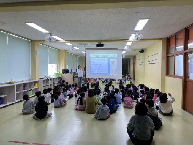지난 15일 동산초등학교에서 진행한 '똑똑 건강학교, 어린이 식생활 교육' 모습. ⓒ 대구 수성구