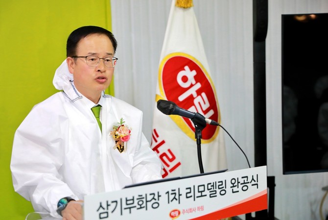 지난 16일 열린 '하림 삼기부화장 1차 리모델링 완공식'에서 정호석 하림 대표이사가 기념사를 하고 있다. ⓒ 하림
