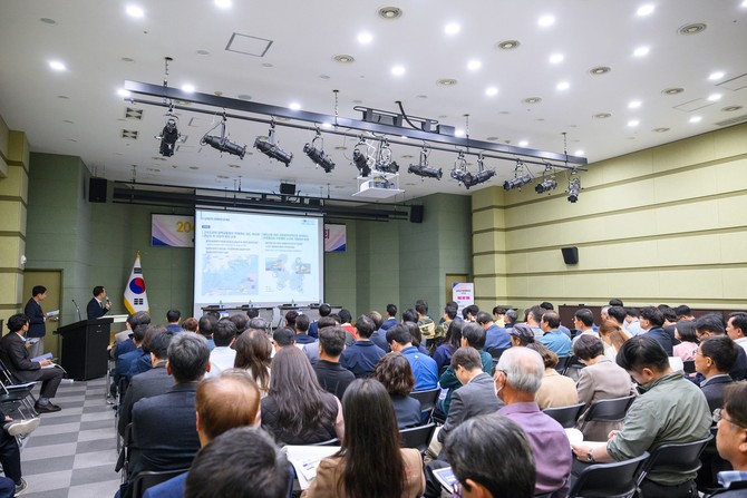 남해군이 남해유배문학관 1층 다목적홀에서 2040년 남해군 기본계획(안) 수립을 위한 공청회를 개최하고 있다. ⓒ 남해군