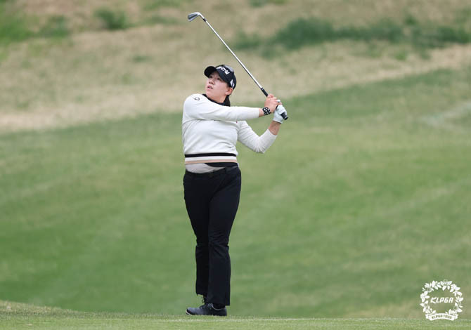 홍지원이 '넥센·세인트나인 마스터즈 2026' 1라운드 18번홀에서 아이언샷을 하고 있다. ⓒ KLPGA