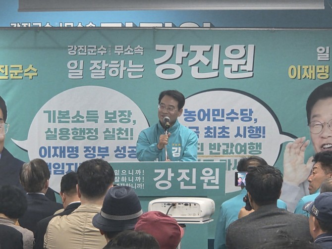 강진원 강진군수 예비후보가 선거사무소 개소식에서 인사말을 하고 있다. ⓒ장철호 기자