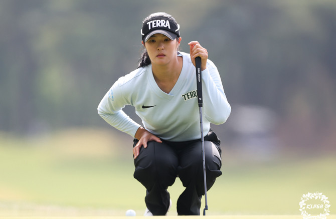 김민별이 '넥센·세인트나인 마스터즈 2026' 2라운드 1번홀에서 그린을 파악하고 있다. ⓒ KLPGA