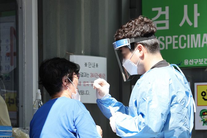 코로나19 변이 '시카다' 확산 우려가 커지면서 관련주들이 주목받고 있다. ⓒ 연합뉴스