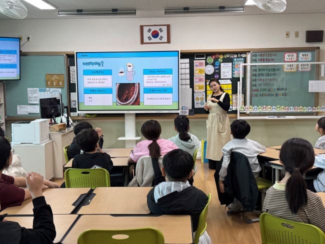 경산서부초등학교에서 진행된 ‘찾아가는 탄소중립 교실’ 모습. ⓒ 경산시