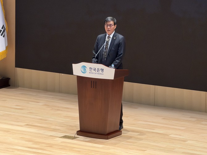 중동 불안과 미국발 관세 전쟁, 고환율·가계부채 리스크에 12·3 비상계엄까지 이창용 한국은행 총재가 4년 내내 전쟁 같은 위기의 연속 속에서 임기를 마쳤다. = 임채린 기자