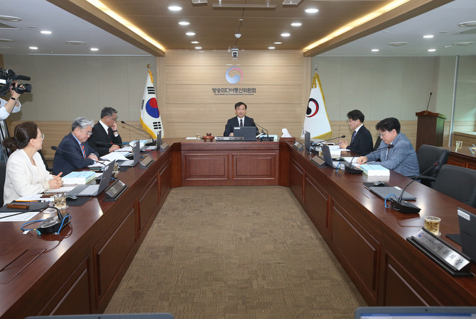 김종철 방송미디어통신위원장(가운데)이 20일 정부과천청사에서 '2026년 제3차 전체회의'를 진행하고 있다. ⓒ 방송미디어통신위원회