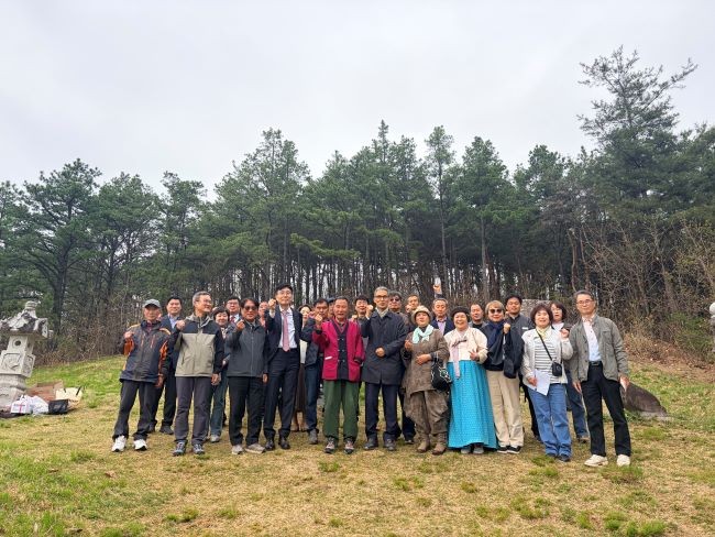 지난 17일 군위군 산성면 화본리에 위치한 엄흥도 묘소에서 '충의공 엄흥도 특별 시화전' 개막식을 시작으로 전시의 문을 열었다. ⓒ 군위군