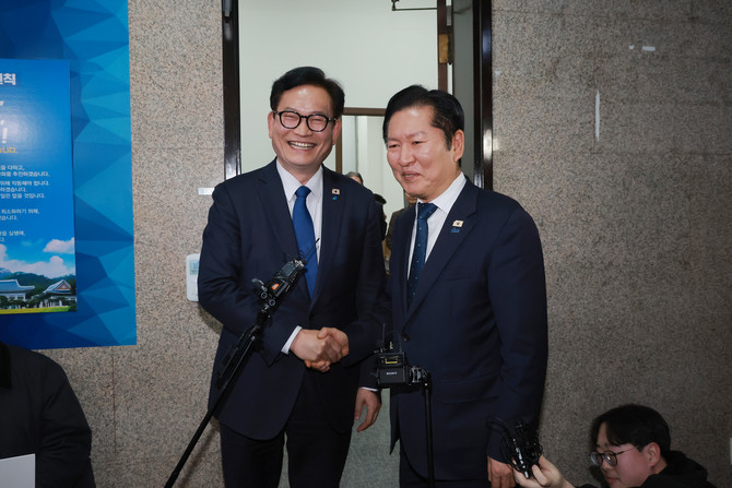 (좌측부터) 지난달 국회에서 면담 후 기념 촬영하는 송영길 전 대표와 정청래 대표. ⓒ 연합뉴스