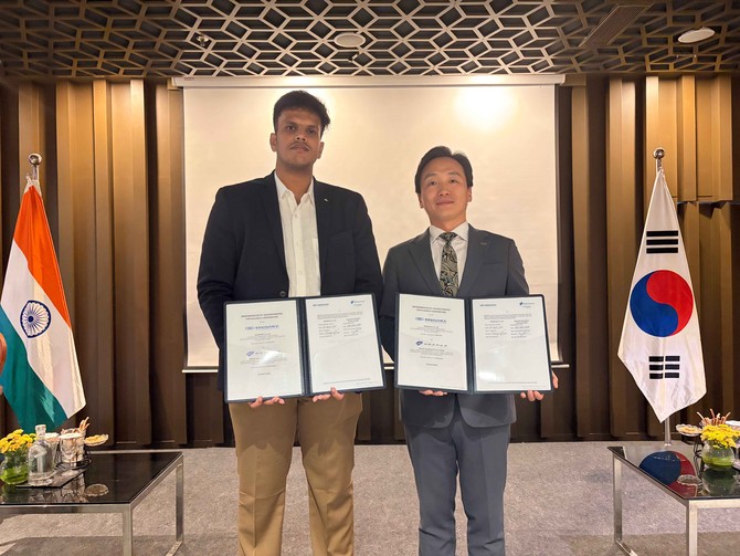 파라지트 뱅갈로르 수브라 마니마란(Aparajith Bangalore Subra Manimaran) 그라하 스페이스 프로젝트 총괄 책임자(왼쪽)과 문진호 이노스페이스 해외영업팀장이 업무협약 체결 후 기념 촬영을 하고 있다. ⓒ 이노스페이스
