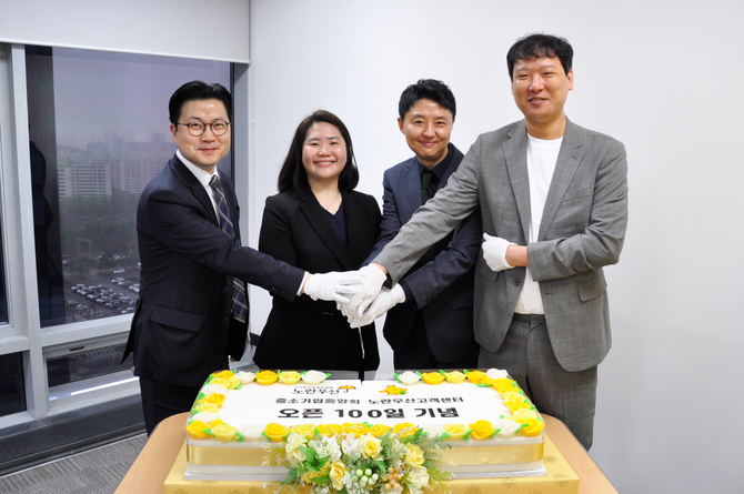 중소기업중앙회·휴넥트 양사 임직원이 오픈 100일 기념을 축하하고 있다. ⓒ 휴넥트