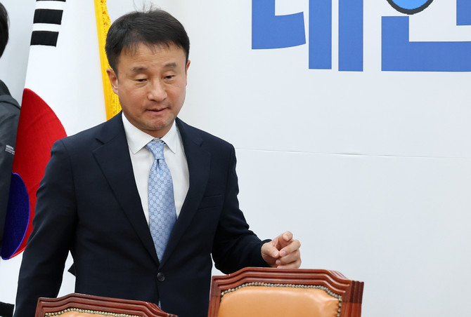 한병도 더불어민주당 원내대표가 21일 국회에서 열린 원내대책회의에 입장하고 있다. ⓒ 연합뉴스