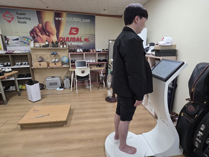 본지 홍재현 기자가 듀발의 3D 시스템을 통해 발을 분석하고 있다. = 김상준 기자