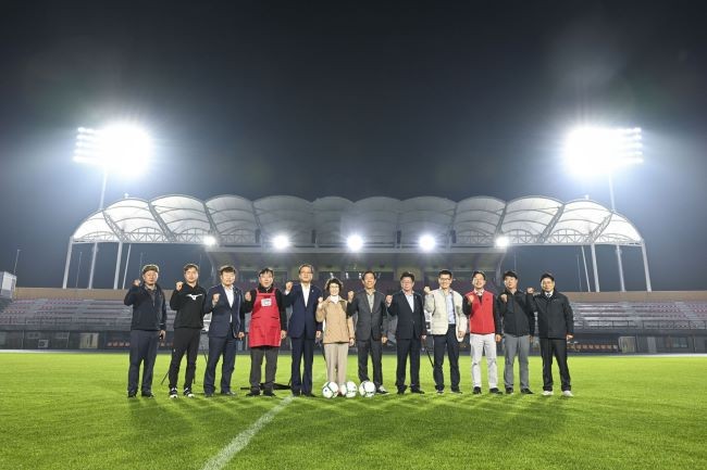 문경시는 지난 17일 시민운동장에서 조명타워 설치공사 준공에 따른 점등 시연을 실시한 후 참석자들이 기념촬영을 하고 있다. ⓒ 문경시