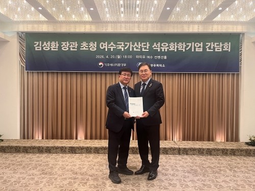 김성환 기후에너지환경부장관(왼쪽)에게 미래 에너지산업 전환을 위한 주요 현안을 전달하고, 국가 차원의 관심과 협력을 요청했다. ⓒ 여수시