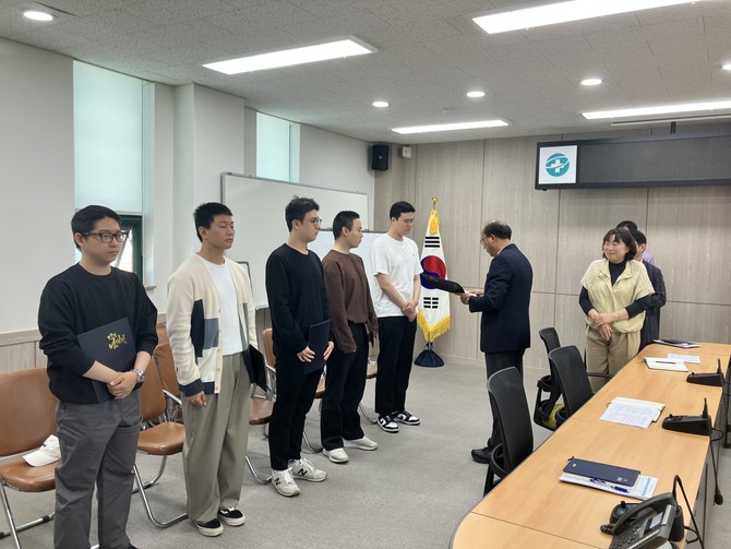 남해군이 보건소와 보건지소, 남해병원 응급실에서 공공의료 업무를 수행할 신규 공중보건의사 6명을 배치하고 의료 공백을 최소화하고 있는 사진. ⓒ 남해군