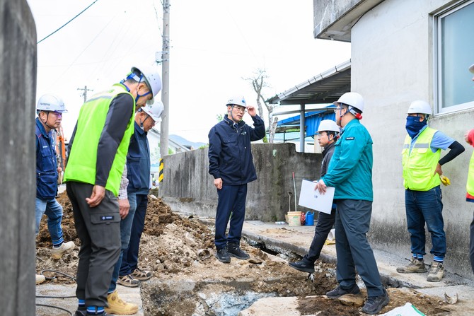 장충남 남해군수가 이동면 면단위 LPG배관망 구축사업 현장을 방문해 공사 진행 상황과 안전관리 실태 등을 점검하고 있다. ⓒ 남해군