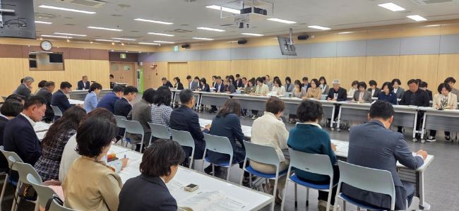 확대간부회의에서 배춘식 수성구청장 권한대행과 부서(동)장이 고유가 피해지원금 지급 방안에 대해 논의하고 있다. ⓒ 대구 수성구