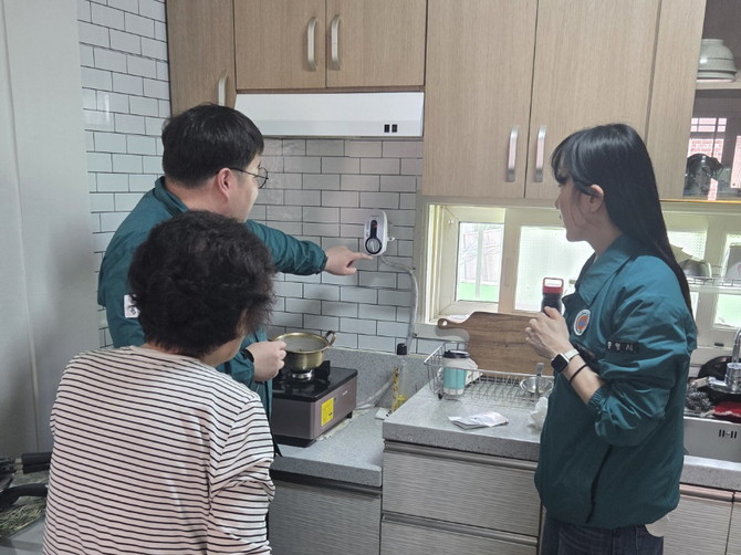 최근 전기적 요인으로 인한 노후 아파트 화재가 잇따라 발생하면서 시민 안전에 대한 사회적 관심이 높아지고 있는 가운데, 통영시가 재난취약계층의 안전사고 예방을 위한 선제적 대응에 나서고 있는 사진. ⓒ 통영시