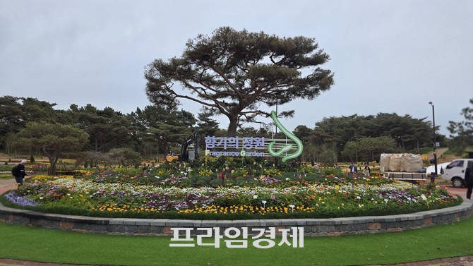 태안군 꽃지해안공원 일원에 조성된 2026 태안국제원예치유박람회 행사장 전경. ⓒ 프라임경제