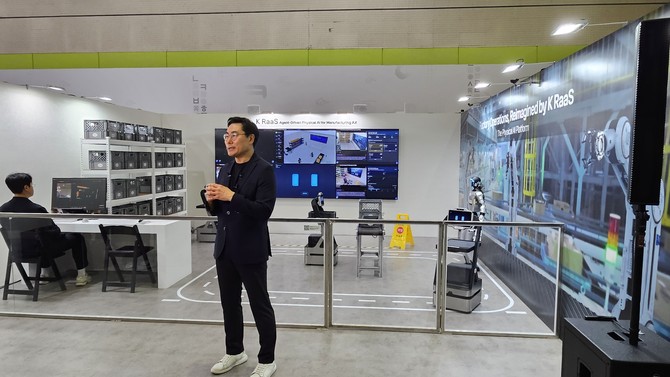 KT는 전시관에서 'K-RaaS(KT Robot as a Service)'를 통한 산업 현장 피지컬 AI 시연을 진행했다. = 박지혜 기자