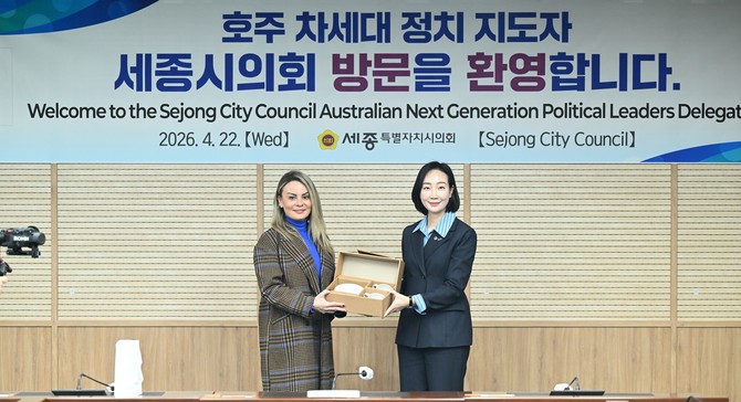 김효숙 제1부의장이 클라라 안드리치단장과 기념촬영을 하고 있다. ⓒ 의회사무국