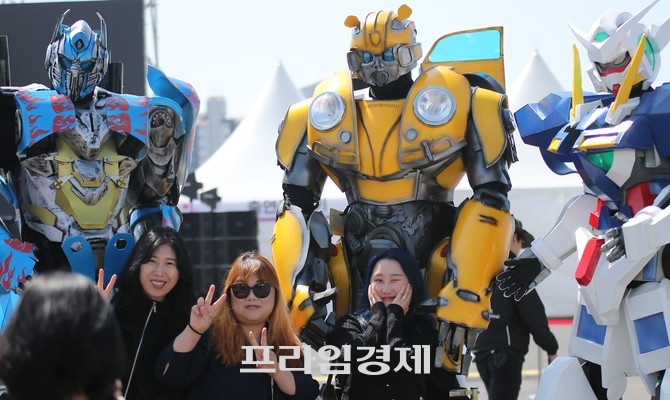 2025년 보령·AMC 국제 모터 페스티벌에서 관광객이 코스프레 모델과 함께 기념촬영을 하고 있다. ⓒ 프라임경제