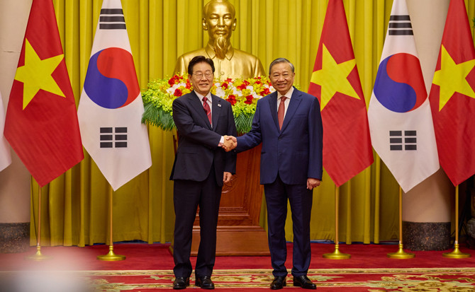 베트남을 국빈방문 중인 이 대통령은 지난 22일 또 럼 당시기장 겸 국가주석과 정상회담을 갖고, 양국 간 포괄적 전략 동반자 관계 발전 방안과 지역·국제 정세 등에 대해 심도 있게 논의했다. ⓒ 청와대
