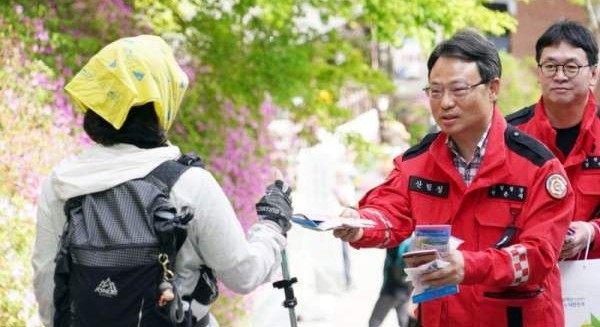 지난 18일 대둔산도립공원을 찾은 등산객에게 산불예방을 홍보하는 박은식 산림청장. ⓒ 산림청