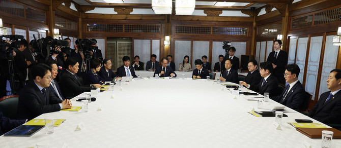 서울 삼청동 총리공관에서 김민석 국무총리, 정청래 대표, 강훈식 대통령비서실장 등이 참석한 가운데 고위당정협의회가 열리고 있다. ⓒ 연합뉴스