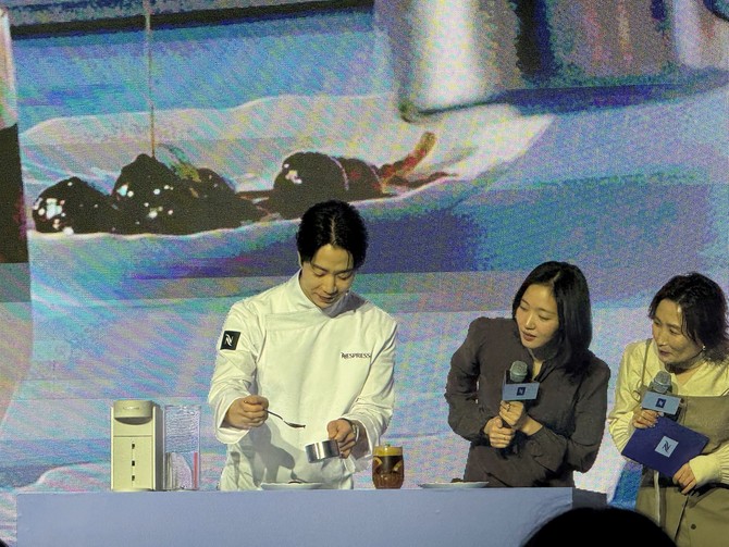 손종원 셰프가 네스프레소와의 협업 경험에서 영감을 받은 디저트를 선보이고 있다. =이인영 기자